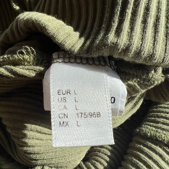 New Green bodysuit with snap. Large super cute - Picture 4 of 4